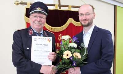 Was einem Ehrenkommandanten der Feuerwehr unter die Haut geht - Bürgermeister Thomas Mauersberger (r.) ehrt Peter Jäger. 