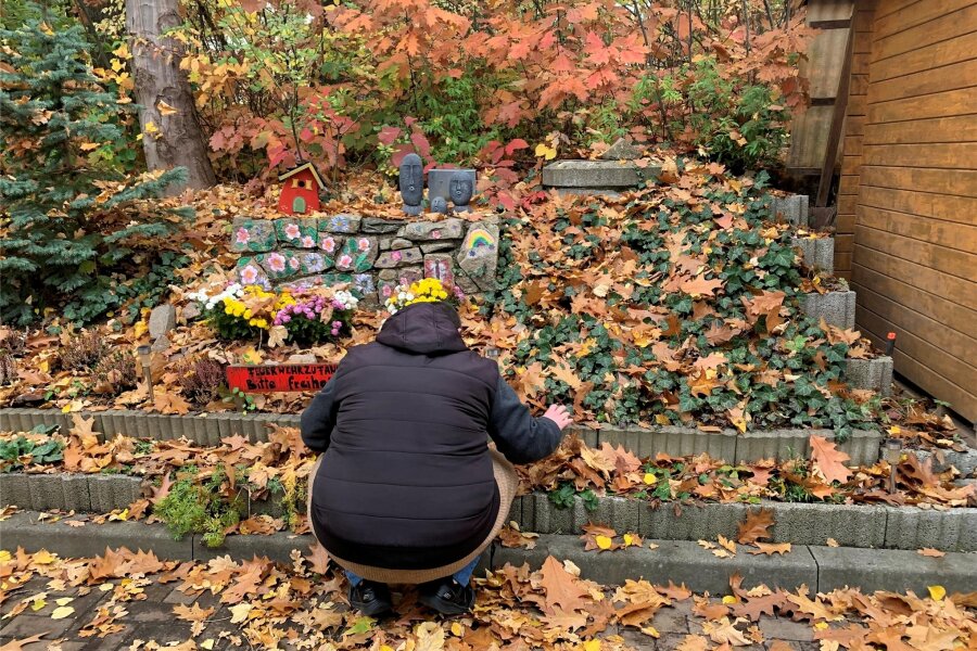 Was einer psychisch kranken Zwickauerin geholfen hat: Einen so nehmen, wie man ist - Bewohnerin Anja hat mit ihren Nachbarn den Garten mit einer kleinen bemalten Steinwand verschönert.