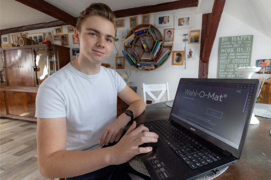 Was Erstwählern im Erzgebirge wirklich wichtig ist - Tim Enzmann (16) aus Annaberg hat sich mit dem Wahl-O-Maten auseinandergesetzt – auch in der Schule.