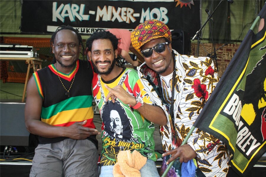 Was es beim Chemnitzer Reggae-Festival auf die Ohren gibt - Joseph Mendy, Wedeb Habteab unbd Arba Manillah (v.l.) sangen Reaggae beim Musikfestival „Karl-Mixer-Mob“ 2019. Foto: Fritzsche/A.