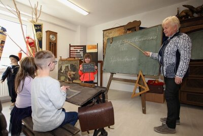Was es im Schulmuseum von Mülsen zu entdecken gibt - Im Michelner Schulmuseum ist die ehemalige Grundschullehrerin Petra Hufsky in ihrem Element.
