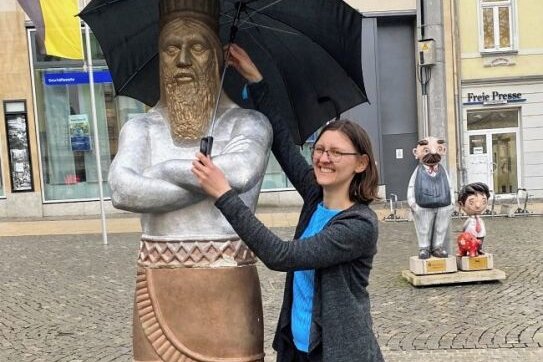 Was es mit dem König auf sich hat - Mit einem Schirm wurde am Freitag die Holzfigur auf dem Postplatz vor Regen geschützt. 