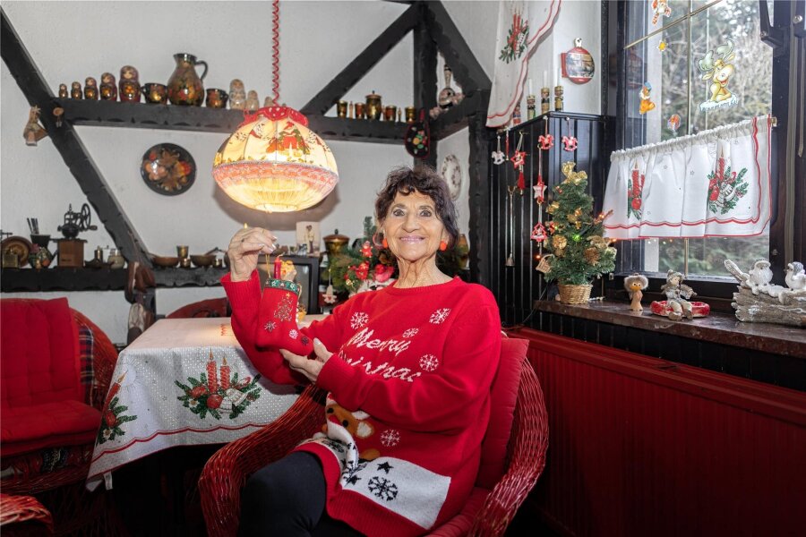 Was es mit der Weihnachtsbotschaft des Zwickauer Jodelstars Susi Schuster auf sich hat - Sie hat eine besondere Botschaft zum Fest der Liebe und Familie: Susi Schuster in ihrer weihnachtlich geschmückten Wohnung in Rottmannsdorf.