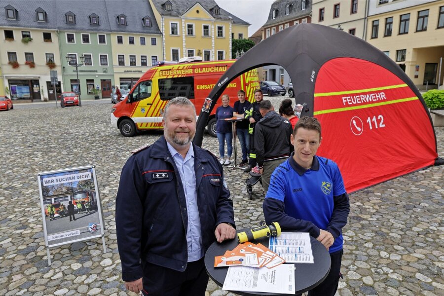 Was Feuerwehrleute zum Warntag in Glauchau gemacht haben - Wehrleiter Mike Wunderlich (links) und der stellvertretende Kreisbrandmeister Thomas Welter am Infostand.