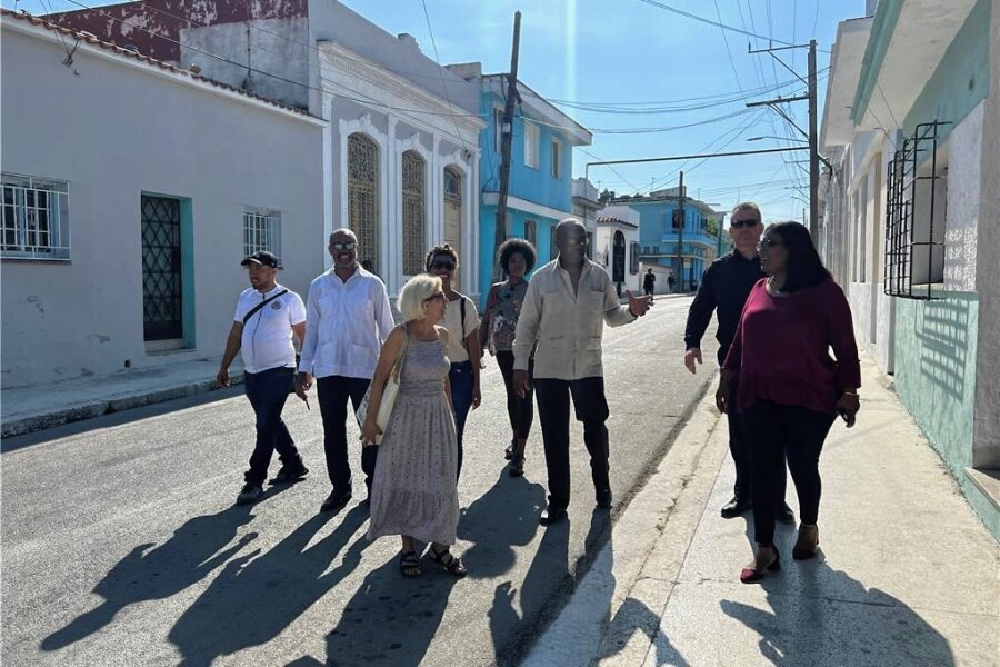 Freibergers Oberbürgermeister Sven Krüger (hinten rechts) beim Besuch von Regla, einem Stadtteil von Havanna. Foto: Stadtverwaltung
