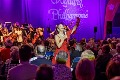 Was für ein Abend: Entertainerin Katrin Weber begeistert das Publikum in der Auerbacher Schloss-Arena - Musikalisches Multitalent: die Entertainerin Katrin Weber.