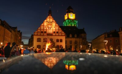 Was für ein Wochenende! - Besondere Kulisse auf dem Plauener Altmarkt: Osterprozession und beleuchteter Rathausturm. 