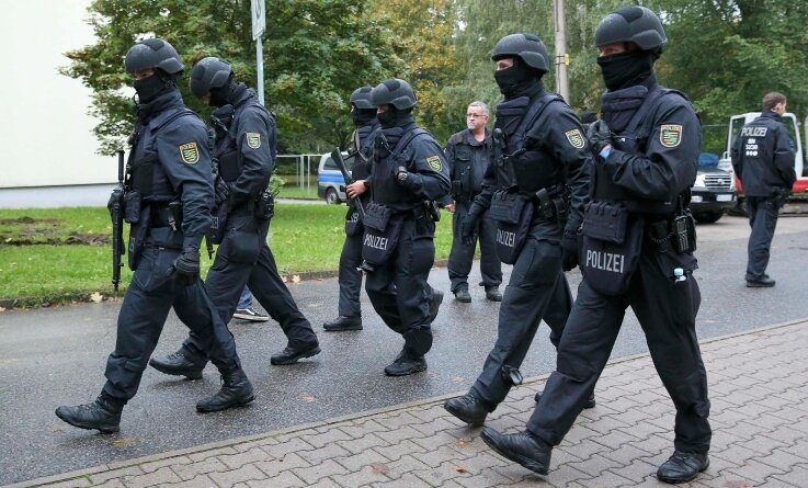 Chemnitz, 8. Oktober 2016. Am frühen Morgen soll Dschabir al-Bakr verhaftet werden. Rund 80 Polizeibeamte sind im Einsatz.