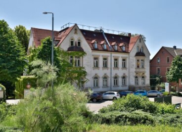 Was geschieht mit diesem Gebäude in Hohenstein-Ernstthal? - Der Eigentümer der ehemaligen Kommandantur der Sowjetarmee nahe des Seniorenheims "Parkresidenz" in Hohenstein-Ernstthal prüft die Gebäude auf eine mögliche Nutzung. 