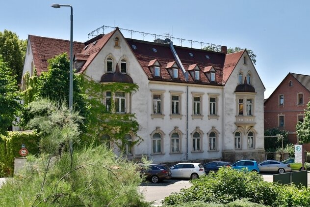 Was geschieht mit diesem Gebäude in Hohenstein-Ernstthal? - Der Eigentümer der ehemaligen Kommandantur der Sowjetarmee nahe des Seniorenheims "Parkresidenz" in Hohenstein-Ernstthal prüft die Gebäude auf eine mögliche Nutzung. 