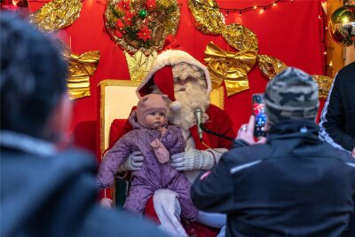 Was gibt es gratis auf dem Weihnachtsmarkt? Fünf Tipps für Rochlitz, Mittweida und Frankenberg - Auf dem Mittweidaer Weihnachtsmarkt gab es am Freitagnachmittag eine Weihnachtsmannsprechstunde. Natürlich wurden dabei auch viele Erinnerungsbilder aufgenommen.
