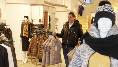 Was Händler im Landkreis Zwickau von der 2G-Regel halten - Marcus Dehmer vom Damenmodegeschäft Meyer in Zwickau bietet eine breite Palette an Winterbekleidung an. Ab Montag engt sich sein Kundenkreis wegen der 2G-Regel allerdings ein. 