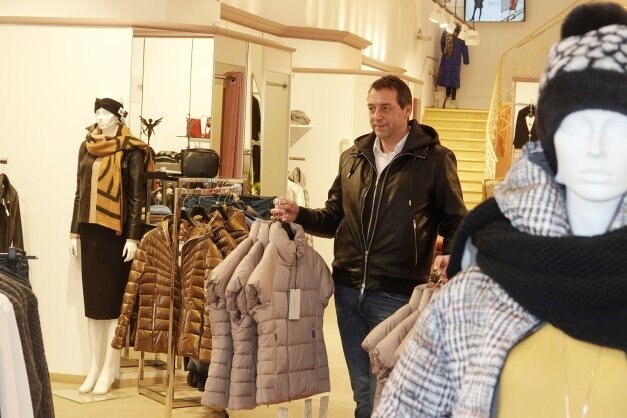 Marcus Dehmer vom Damenmodegeschäft Meyer in Zwickau bietet eine breite Palette an Winterbekleidung an. Ab Montag engt sich sein Kundenkreis wegen der 2G-Regel allerdings ein. 
