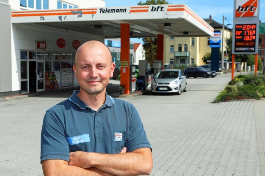 Was hat der Tankrabatt im Landkreis Zwickau gebracht? - Patrick Telemann betreibt die Bft-Tankstelle in Neukirchen. Seit Mitte August hat er wegen des auslaufenden Tankrabatts mehr Kunden registriert. Zuletzt ist die Nachfrage wegen gestiegener Preise wieder gesunken. 