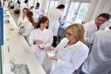 Was hat ein Uni-Praktikant vom Mindestlohn? - Praktika wie hier in einem Labor der Universität Leipzig gehören für Studenten zur Ausbildung. Nicht immer aber gibt es dabei Geld.
