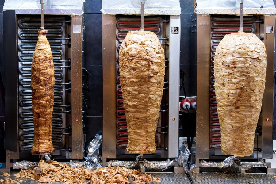 Was hat verseuchtes Hühnerfleisch im Döner zu suchen? - Nicht alles, was sich an Spießen dreht, entspricht den Vorschriften für Döner Kebab.