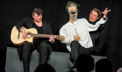 Was Heimat bedeutet - Musikerin Peggy Einfeldt und Sänger Richard Glöckner standen gemeinsam mit der Puppe Anton Günther auf der Bühne. 