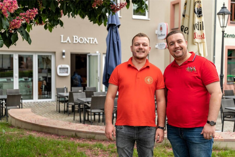Was hinter dem Schließungsgerücht in der Rochlitzer Gastro-Szene steckt - Die Brüder Egzon (l.) und Emirjon Ndrepepaj vor dem Restaurant „La Bontà“ am Topfmarkt in Rochlitz. Die Brüder betreiben auch zwei griechische Restaurants in Rochlitz und Penig.
