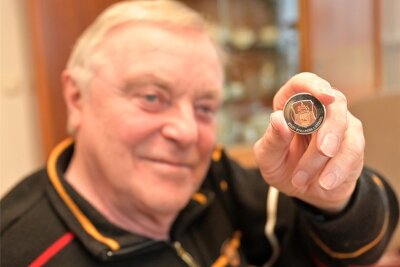 Was ihn an Münzen fasziniert: Stollberger Sammler berichtet von seinem Hobby - Lothar Pfüller, der Vorsitzende desNumismatischen Vereins, mit einer Münze, die ein Motiv der Stadt Stollberg trägt. Sein Spezialgebiet liegt aber ganz wo anders.