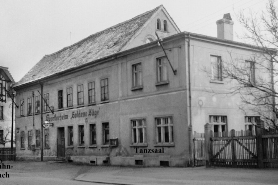 Was im April 1945 an der "Goldenen Säge" passierte - Das Gasthaus "Zur Goldene Säge" an der Leipziger Straße in Crimmitschau. Im April 1945 hat hier ein Lehrling aus den Junkers-Werken einen amerikanischen Militär-Lkw mit einer Panzerfaust außer Gefecht gesetzt.