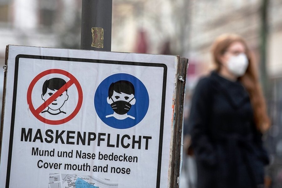 Im öffentlichen Raum müssen Masken weiterhin getragen werden. Das gilt immer dann, wo sich Menschen begegnen können - zum Beispiel in Fußgängerzonen. 