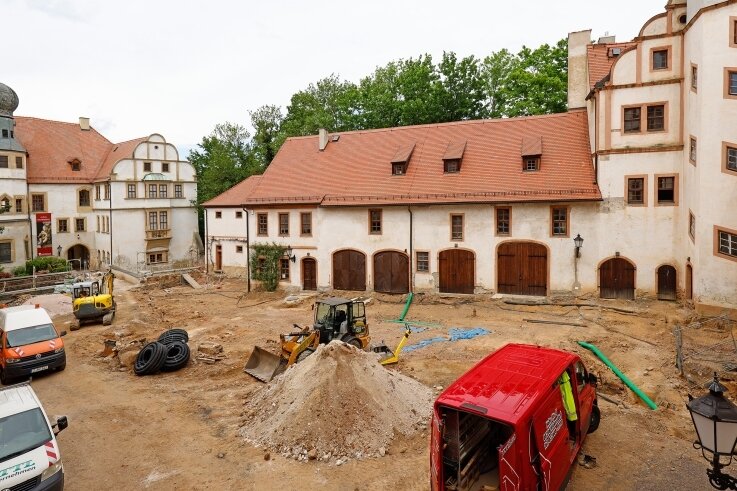 Archäologen sind bei den Bauarbeiten im Glauchauer Schlosshof mit eingebunden. 