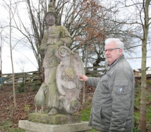 Was in Gablenz erreicht wurde: Heimatverein wird 30 Jahre alt - Andreas Molder ist im Vorstand des Gablenzer Heimatvereins tätig. Er zeigt die Rittergutsfigur "Minerva", die einst mit Helfern aus dem Ort von Schlosspark Blankenhain nach Gablenz überführt wurde.