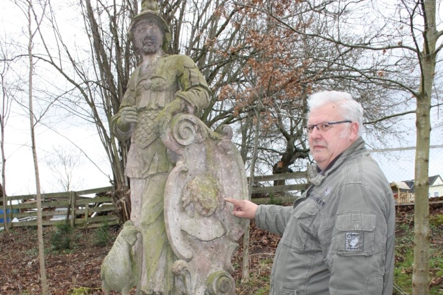 Andreas Molder ist im Vorstand des Gablenzer Heimatvereins tätig. Er zeigt die Rittergutsfigur "Minerva", die einst mit Helfern aus dem Ort von Schlosspark Blankenhain nach Gablenz überführt wurde.