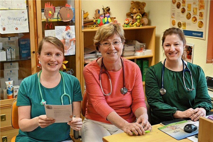 Was in Penig aus der Kinderarztpraxis wird - Anne-Kathrin Göhler hört nach rund 30 Jahren als Kinderärztin auf. Ihre Praxis übernehmen Sandra Hahn (l.) und Claudia Siebert.