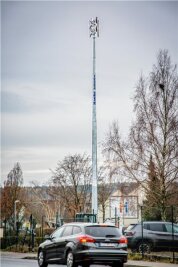 Was ist das für ein Mast in Flöha? - Die neue Sirenenanlage Am Mörbitzbach in Flöha-Plaue wurde an einem etwa 16 Meter hohen Stahlmast montiert. 