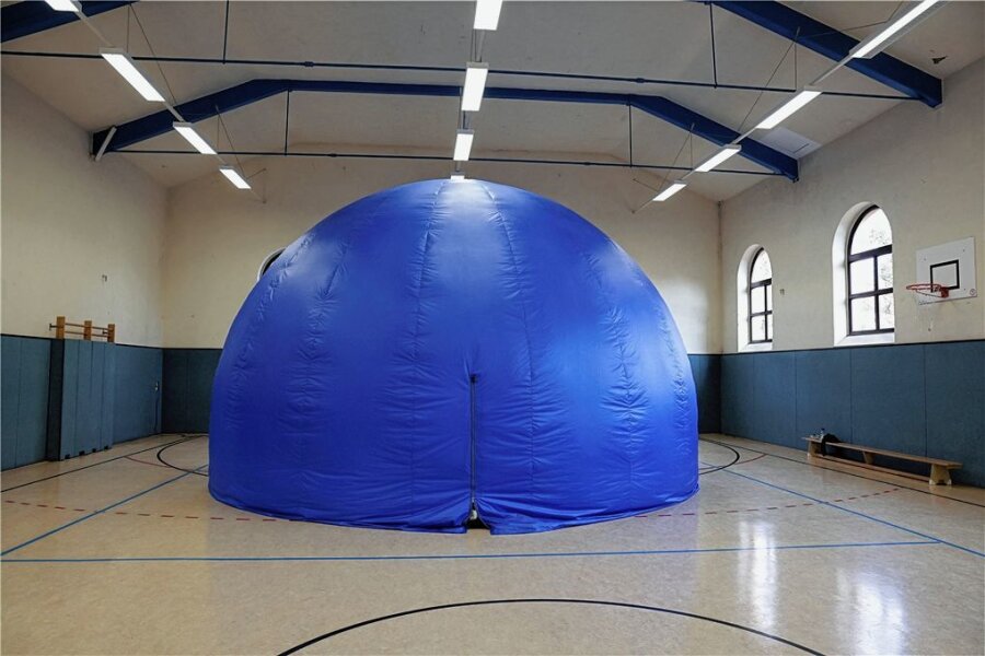 Was ist das für eine geheimnisvolle Kuppel? - Das mobile Zeiss-Planetarium in der Glauchauer Jahnturnhalle.