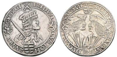 Was ist ein Klappmützentaler? Münzforscher geben die Antwort - Kurfürst Friedrich der Weise mit Hermelinmütze (l.) sowie auf der Rückseite die Herzöge Albrecht und Johann mit einfachen Mützen.