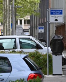 Was jetzt beim Parken im Chemnitzer Zentrum gilt - Die Automaten stehen schon: Wer sein Auto in der Innenstadt parkt, wird ab Dienstag wie hier an der Straße der Nationen zu Kasse gebeten. 