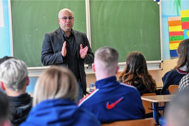 Was Jugendliche von einem Ex-Kriminellen wissen wollen - Arye Sharuz Shalicar ist zu Gast in der Annenschule und unterhält sich mit Schülern einer zehnten Klasse über seine Erfahrungen als Jugendlicher in Berlin.