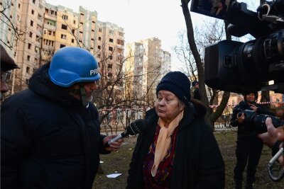 Was kann ich glauben? Drei Grundregeln, um Nachrichten in Kriegszeiten zu überprüfen - Ein Reporter befragt in der ukrainischen Hauptstadt Kiew eine Bewohnerin. Bei der Kriegsberichterstattung gewinnen Quellenangaben eine ganz besonders große Bedeutung. 