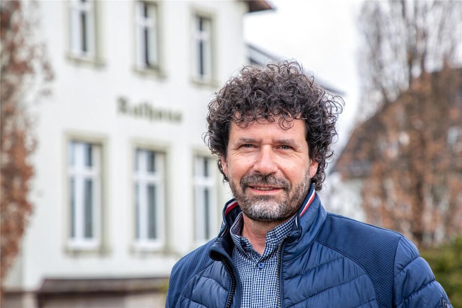Was kann sich Niederwiesa jetzt noch leisten, Herr Schubert? - Bürgermeister Raik Schubert vor dem Rathaus von Niederwiesa. Es befindet sich in einer alten Villa und soll perspektivisch saniert werden.