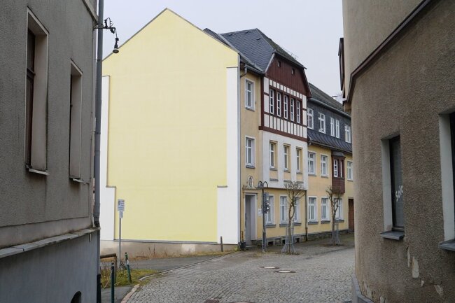 Was Klingenthal 2022 plant - Das frühere Gebäude des VEB Rationalisierungsmittelbau (hinten) in der Poststraße will die Stadt Klingenthal kaufen. Das sogenannte Triebel-Werner-Haus (links), in dem früher die Buchhandlung Mothes war, ist bereits von der Stadt erworben und wird fast vollständig genutzt. 