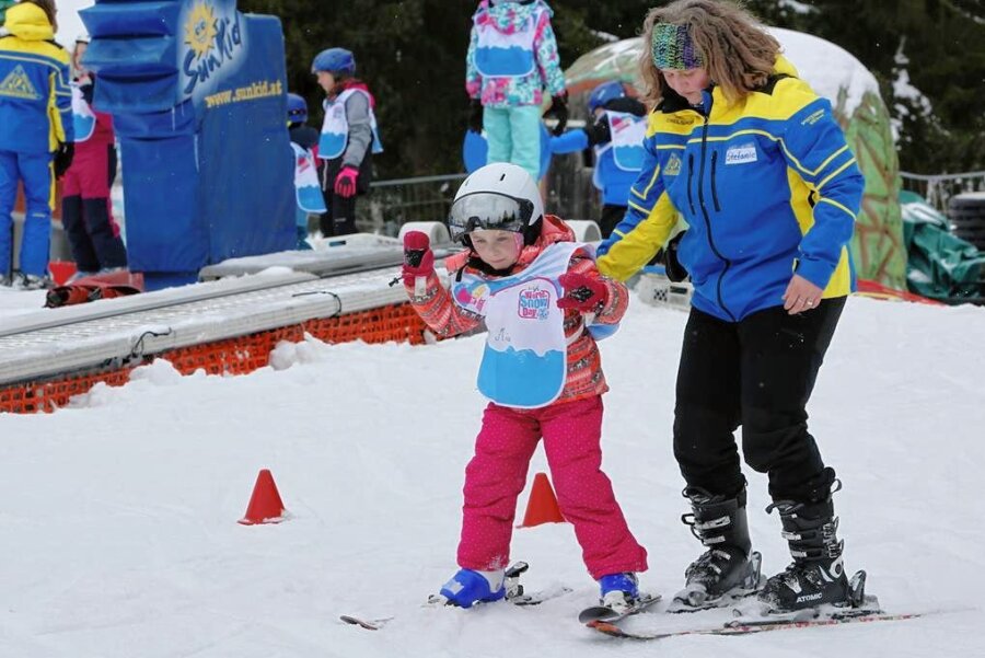 Was Knirpse beim Ski-Schnupperkurs in Oberwiesenthal beschäftigt - Bei Kids on Snow sollen die Jüngsten spielerisch erste Schritte auf Ski wagen. Skilehrerin Stefanie zeigt Mia, wie man eine "Pizza" macht. 