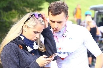 Was kommt nach Frenzel und Co? -  Das Smartphone hilft beim Ergebnischeck: Terence Weber und Freundin Constanze. 