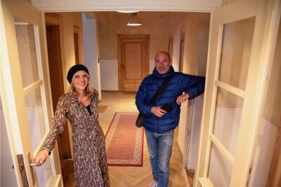 Was Kreative aus Berlin mit einer Villa in Bad Brambach vorhaben - Corinna Grund (links) und Jürgen Halm (rechts) wollen künftig in der grünen Villa an der Straße Hammer 18 in Bad Brambach Künstler und Touristen gleichermaßen empfangen. 