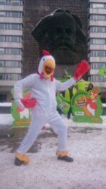 Was machen Hühnchen mit Boxhandschuhen am Marx-Kopf in Chemnitz? - Protest gegen Tierfabriken am Chemnitzer MArx-Kopf