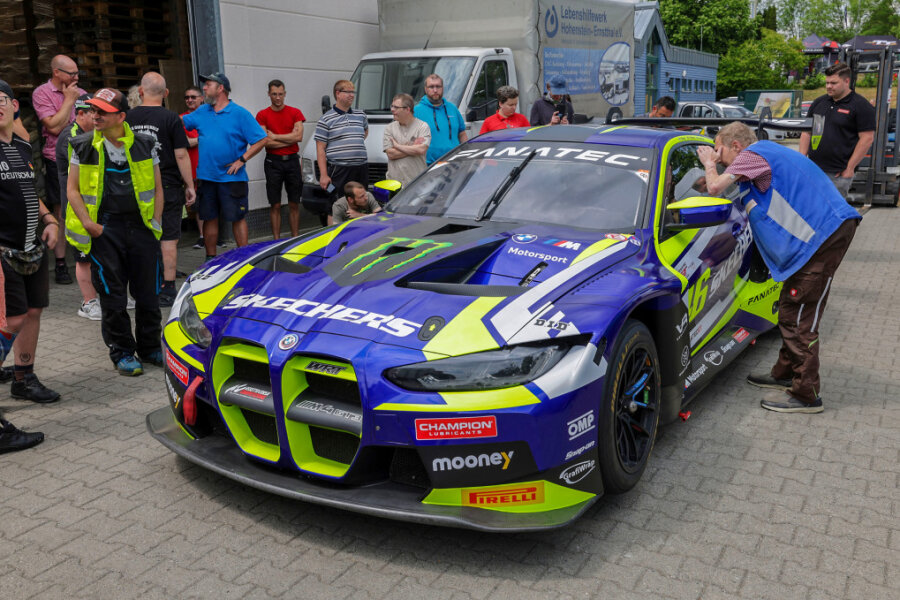 Der BMW M4 GT3 i von Valention Rossi ist am Sachsenring eingetroffen. Unter der Haube: ein 590 PS starker Motor.