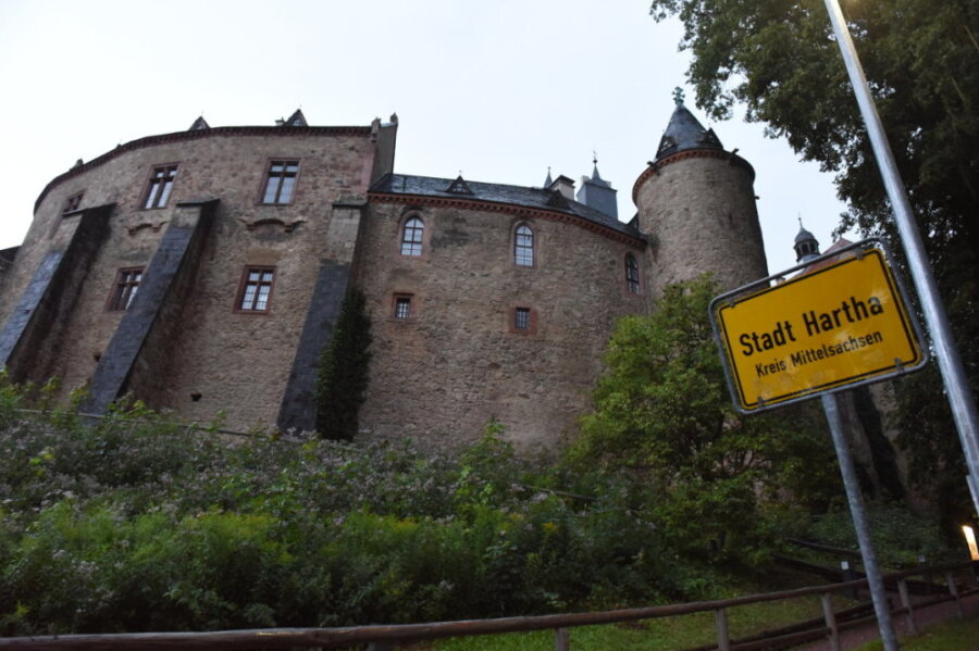 Was macht das Harthaer Ortsschild an der Burg Kriebstein? - 