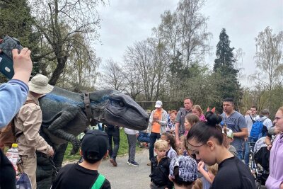 Was macht ein Raubsaurier im Zoo der Minis? Osterfest in Aue mit außergewöhnlichem Star - Zum Ostersonntag tauchte ein besonderer Gast im Auer Zoo der Minis auf. Die Besucher waren vom Velociraptor Blue begeistert.