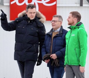 Was macht Michael Kretschmer im Sahnpark? - ETC-Vereinschef Matthias Gerth (Mitte) mit Jan Löffler (links) und Michael Kretschmer auf dem Weg zur Eispiraten-Partie. 