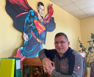 Was macht Superman im Büro von Jens Juraschka? - Jens Juraschka vor der Superman-Pappfigur in seinem Büro. 