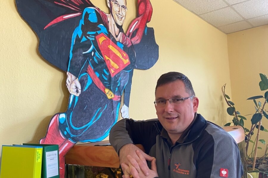 Was macht Superman im Büro von Jens Juraschka? - Jens Juraschka vor der Superman-Pappfigur in seinem Büro. 