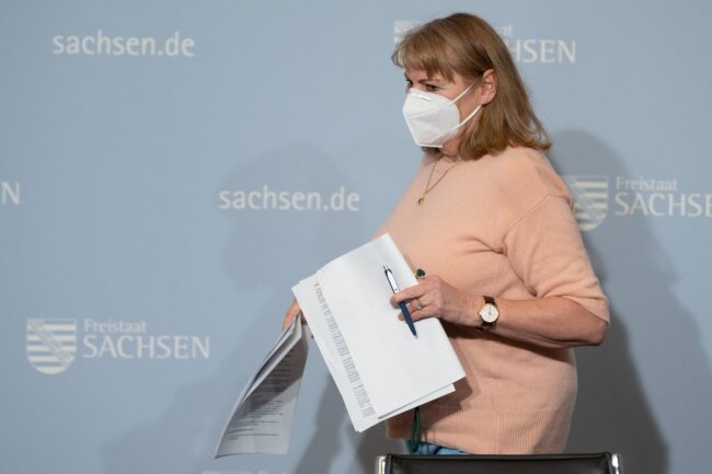 Sachsens Gesundheitsministerin Petra Köpping (SPD) kommt zu einer Pressekonferenz.