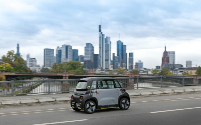 Was man bei der Anschaffung von Miniautos beachten sollte - Miniautos wie der Opel Rocks Electric können maximal 45 km/h fahren. 