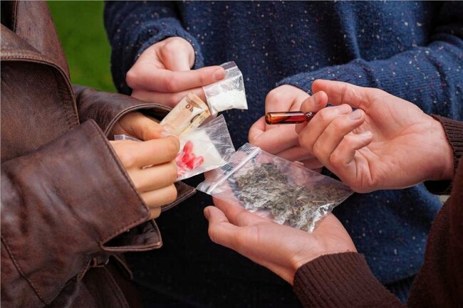 Was man im Gerichtssaal über die Meeraner Drogenszene lernt - Drogen und Geld wechseln den Besitzer. Auch in der Kleinstadt Meerane gibt es eine Drogenszene.